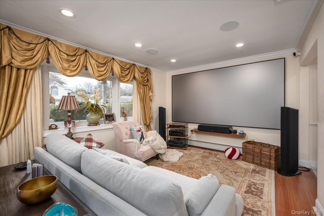 8 Hillside Lane, Syosset, NY 11791