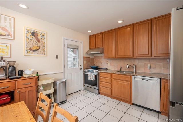 8 Hillside Lane, Syosset, NY 11791