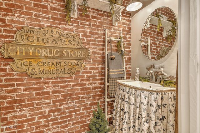 285 Princeton Gardens Drive, Johnson City, TN 37601