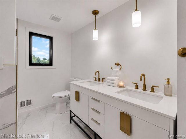 7244 Lahser Road, Bloomfield Hills, MI 48301