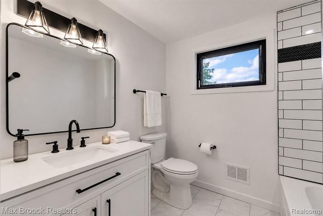 7244 Lahser Road, Bloomfield Hills, MI 48301