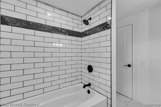 7244 Lahser Road, Bloomfield Hills, MI 48301