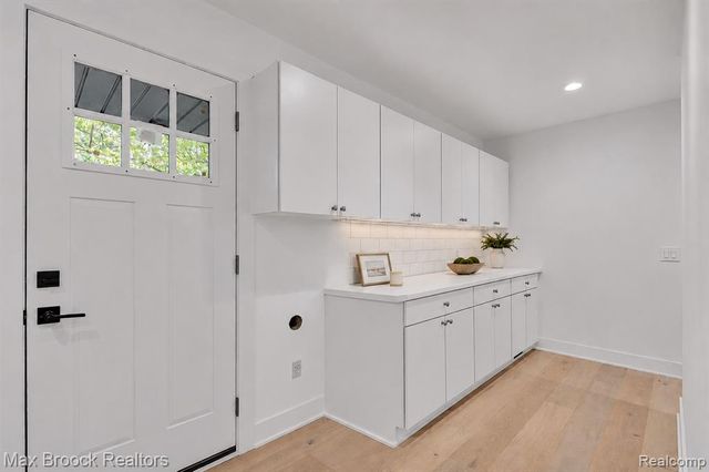 7244 Lahser Road, Bloomfield Hills, MI 48301