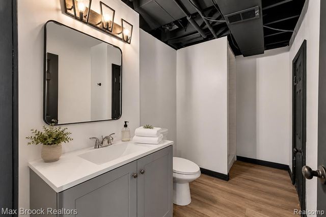 7244 Lahser Road, Bloomfield Hills, MI 48301