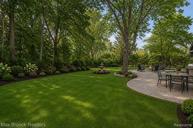 7244 Lahser Road, Bloomfield Hills, MI 48301