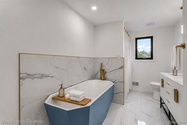 7244 Lahser Road, Bloomfield Hills, MI 48301