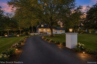 7244 Lahser Road, Bloomfield Hills, MI 48301