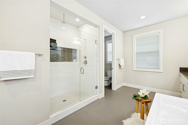 8784 NE Winslow Grove Ct, Bainbridge Island, WA 98110