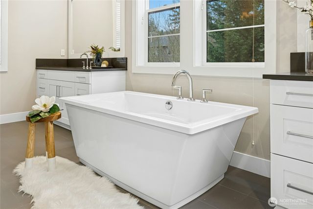 8784 NE Winslow Grove Ct, Bainbridge Island, WA 98110