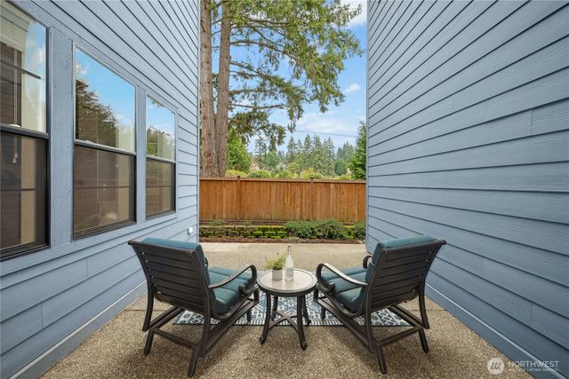 8784 NE Winslow Grove Ct, Bainbridge Island, WA 98110