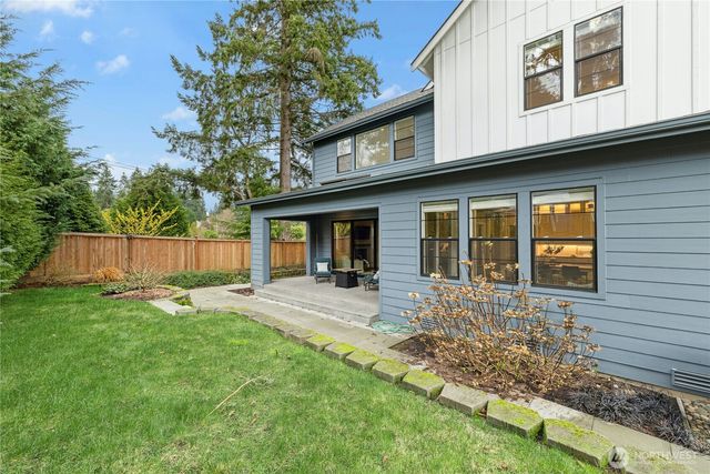 8784 NE Winslow Grove Ct, Bainbridge Island, WA 98110
