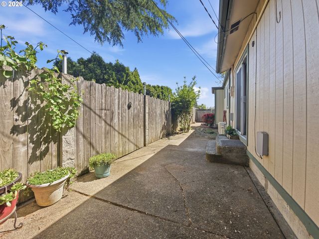 719 18TH St, Springfield, OR 97477