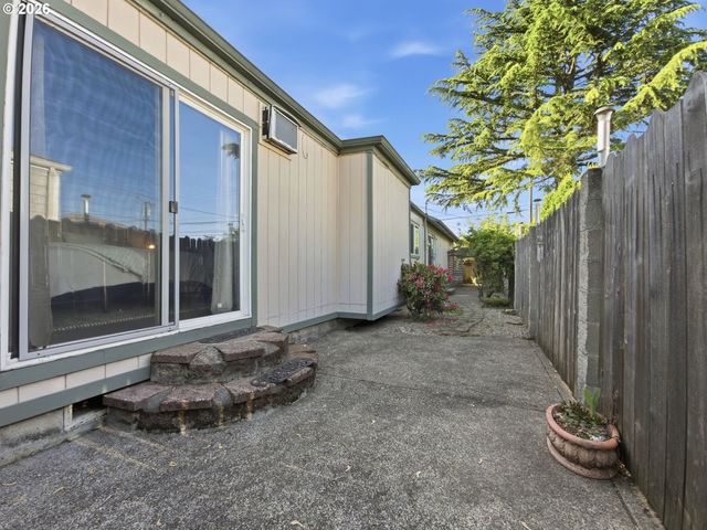 719 18TH St, Springfield, OR 97477