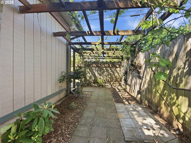 719 18TH St, Springfield, OR 97477