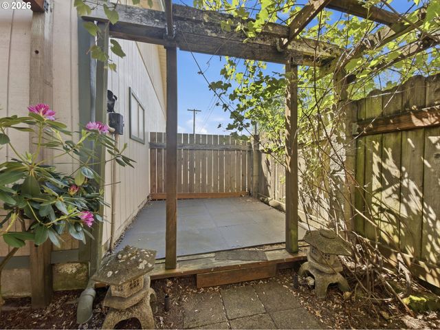 719 18TH St, Springfield, OR 97477