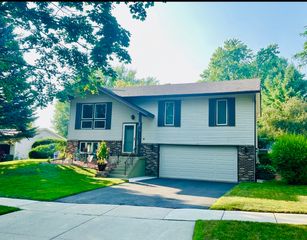 20 Hickory Lane, Algonquin, IL 60102