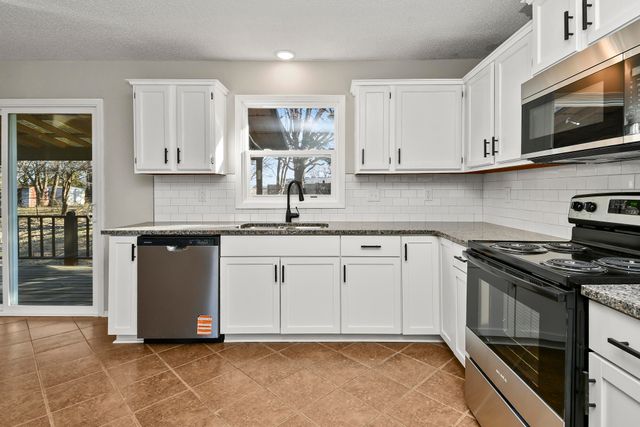 600 S 10th Avenue, Ozark, MO 65721