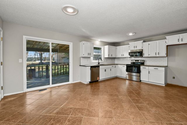 600 S 10th Avenue, Ozark, MO 65721