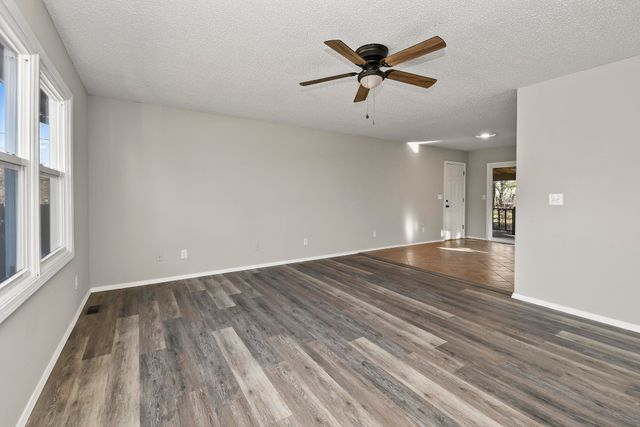 600 S 10th Avenue, Ozark, MO 65721