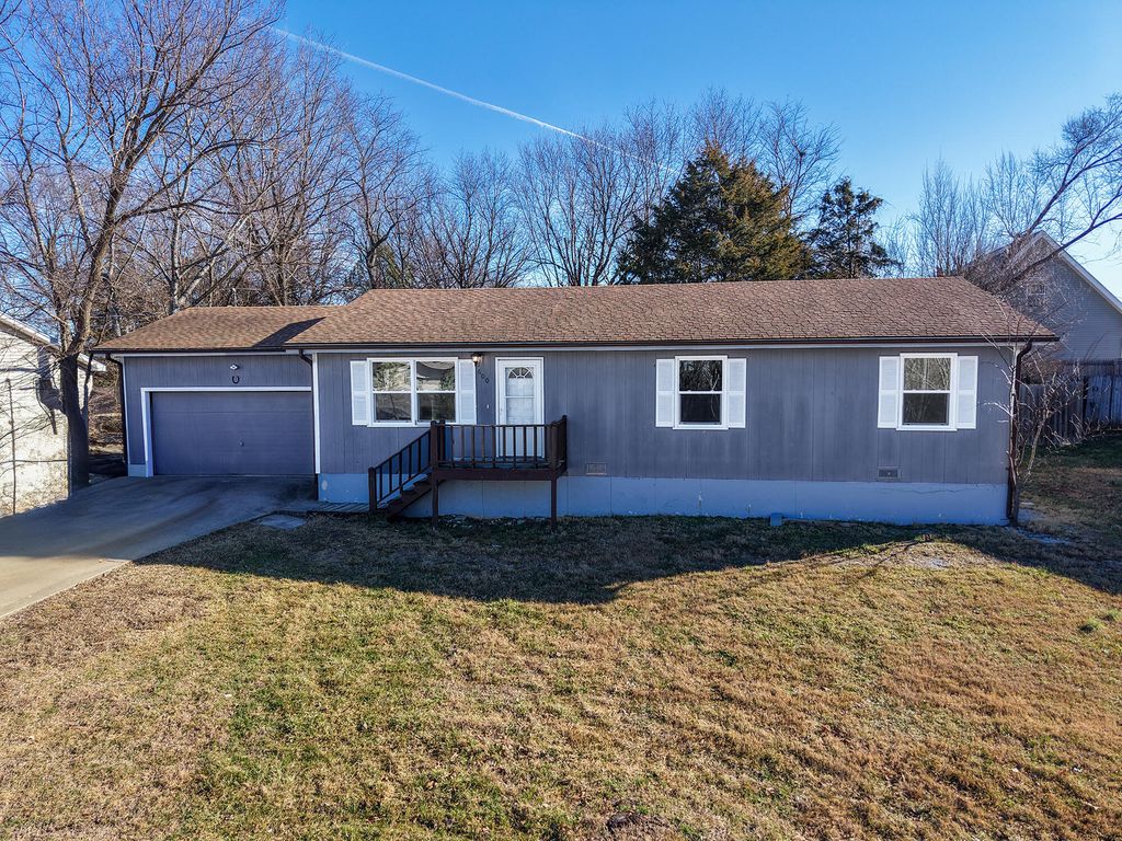 600 S 10th Avenue, Ozark, MO 65721