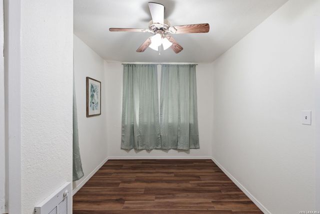 618 E IRELAND ST, Seguin, TX 78155