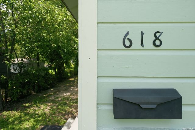 618 E IRELAND ST, Seguin, TX 78155