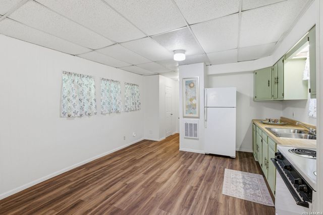618 E IRELAND ST, Seguin, TX 78155