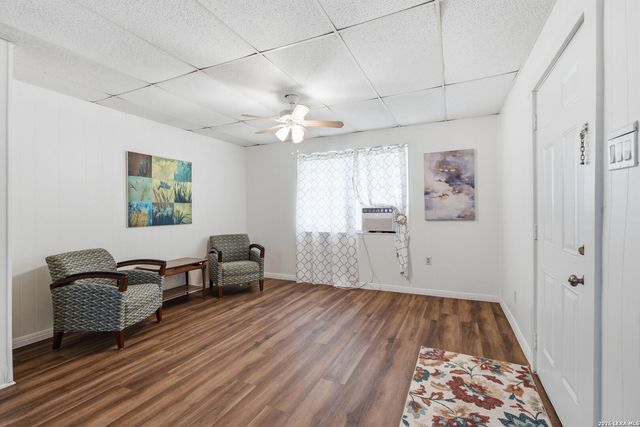 618 E IRELAND ST, Seguin, TX 78155