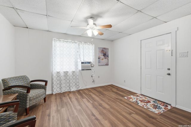 618 E IRELAND ST, Seguin, TX 78155