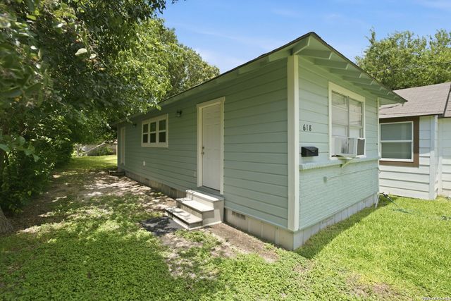 618 E IRELAND ST, Seguin, TX 78155