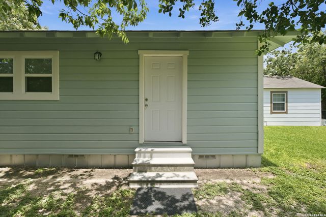 618 E IRELAND ST, Seguin, TX 78155