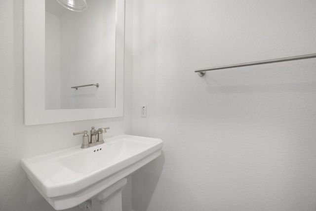 215 Dunovant Drive, Sealy, TX 77474