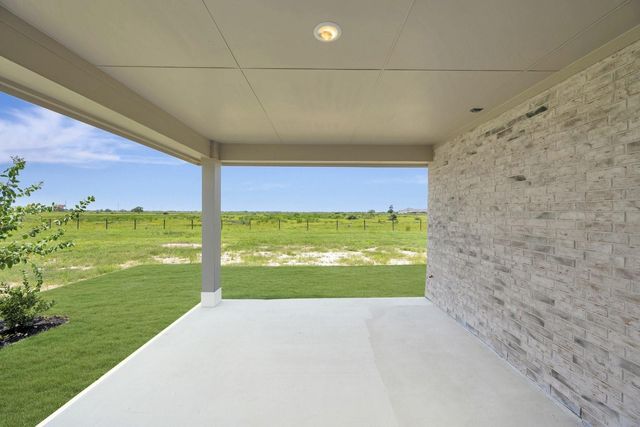 215 Dunovant Drive, Sealy, TX 77474