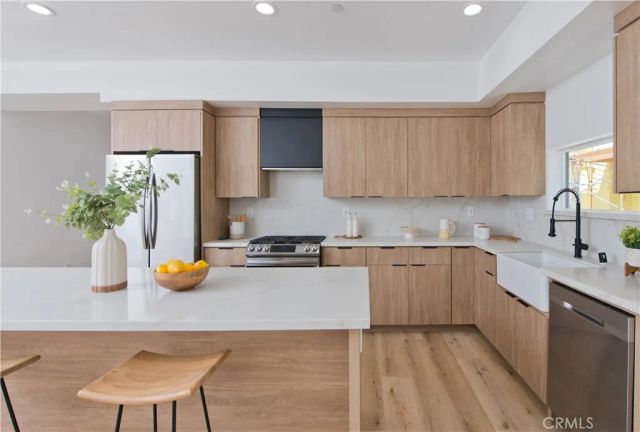 540 N Serrano Avenue, Los Angeles, CA 90004