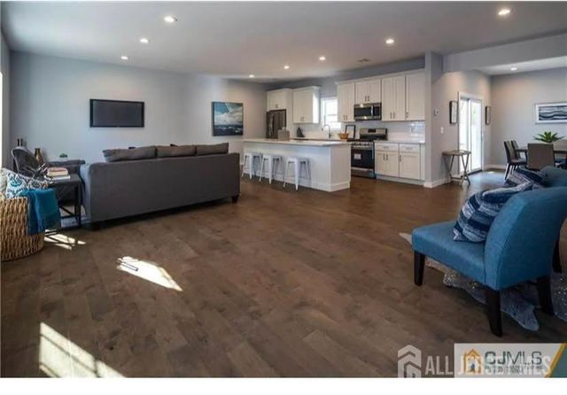 47 Glenville Road, Edison, NJ 08817