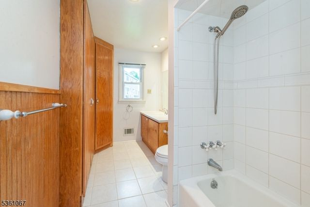 28 Jameson Pl, West Caldwell Twp., NJ 07006