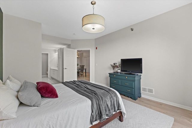 7045 S Riverwood BOULEVARD #211, Franklin, WI 53132