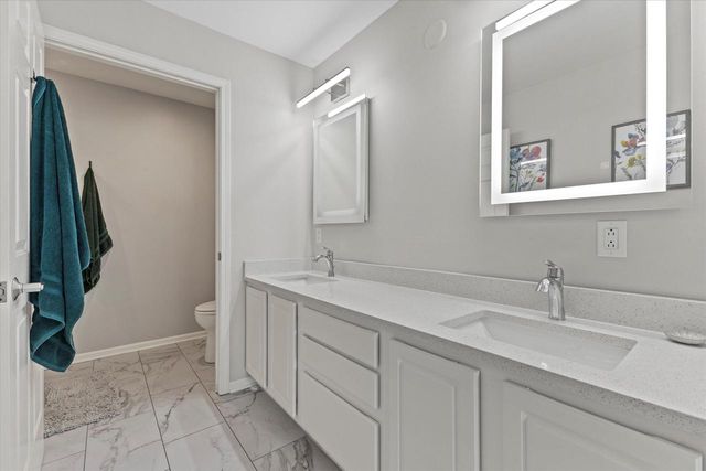 7045 S Riverwood BOULEVARD #211, Franklin, WI 53132