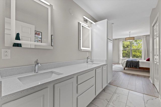 7045 S Riverwood BOULEVARD #211, Franklin, WI 53132