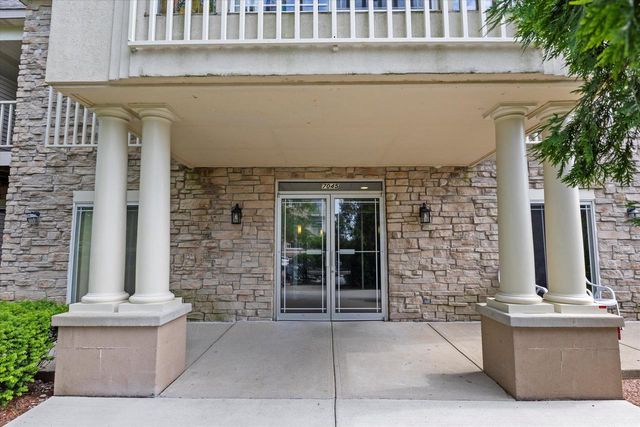 7045 S Riverwood BOULEVARD #211, Franklin, WI 53132