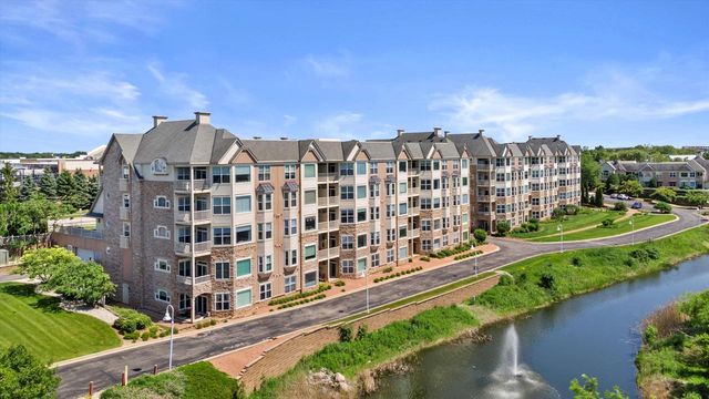 7045 S Riverwood BOULEVARD #211, Franklin, WI 53132