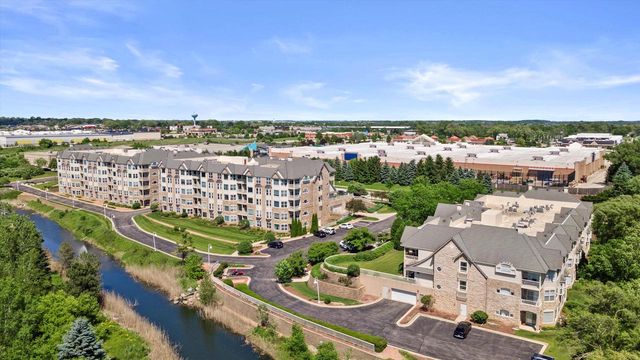 7045 S Riverwood BOULEVARD #211, Franklin, WI 53132