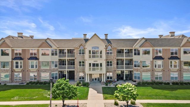 7045 S Riverwood BOULEVARD #211, Franklin, WI 53132