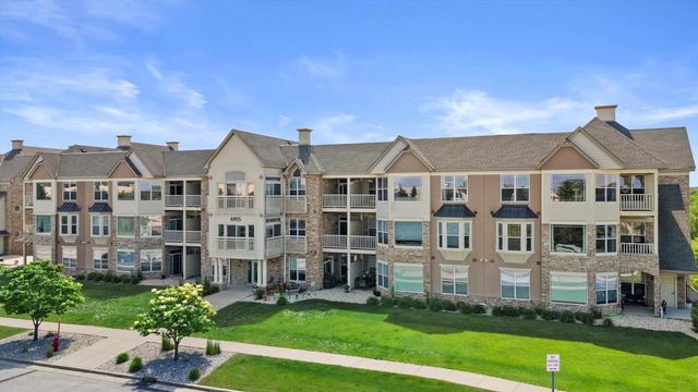 7045 S Riverwood BOULEVARD #211, Franklin, WI 53132