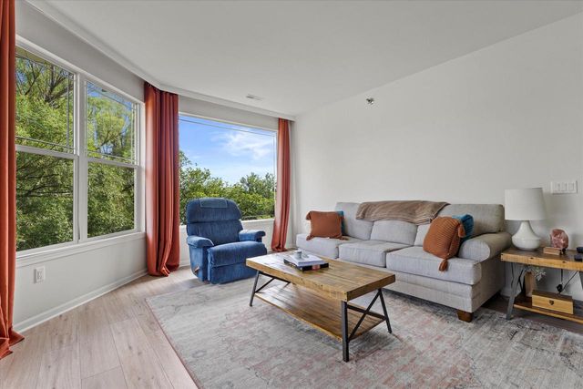 7045 S Riverwood BOULEVARD #211, Franklin, WI 53132