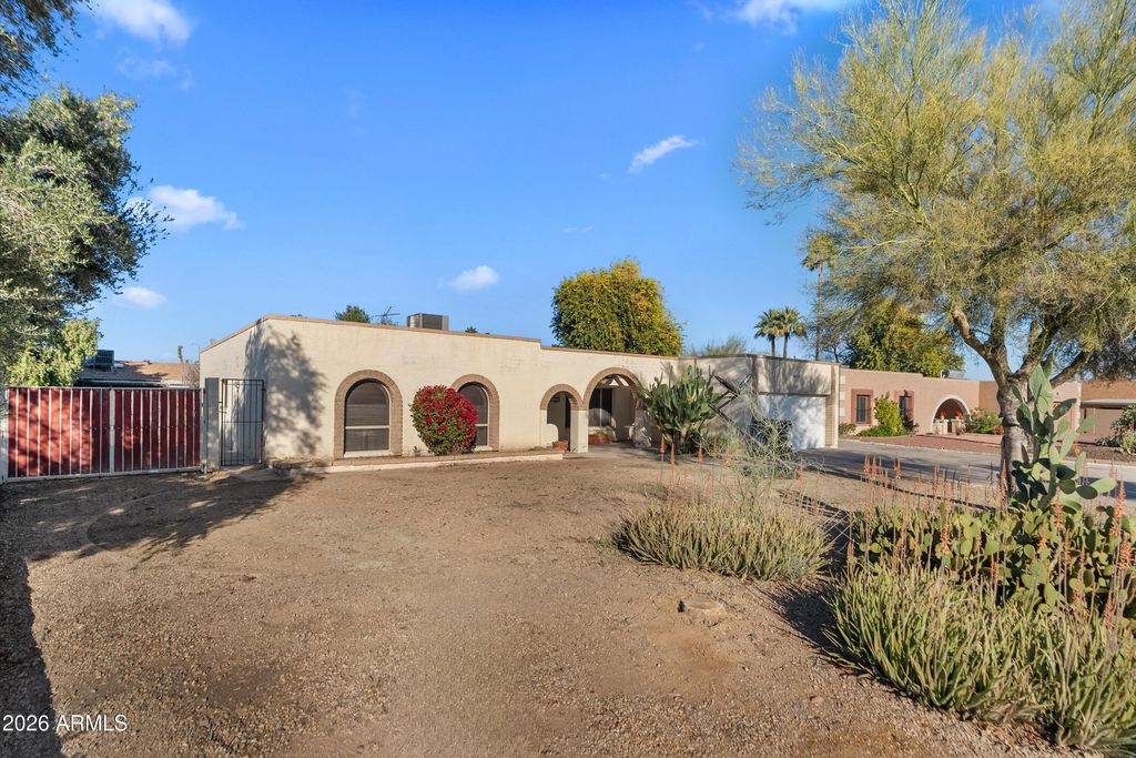 Image 1 of property listing at 2816 E VISTA Drive, Phoenix, AZ 85032
