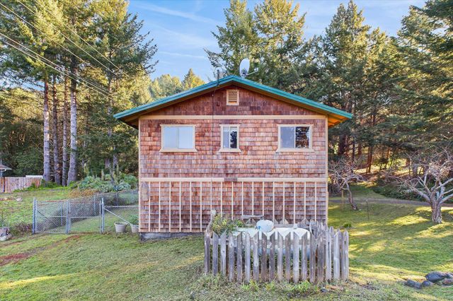 111 Beach Road, Shelter Cove, CA 95589