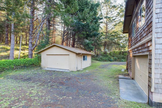 111 Beach Road, Shelter Cove, CA 95589