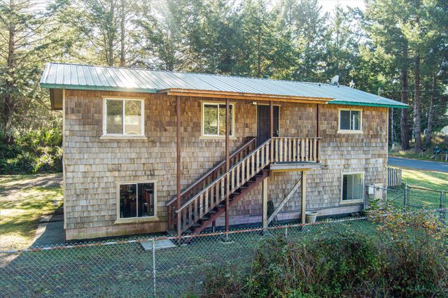 111 Beach Road, Shelter Cove, CA 95589