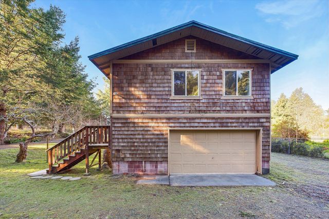 111 Beach Road, Shelter Cove, CA 95589